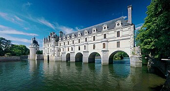 Le château de Chenonceau, construit sur le Cher en Touraine (région Centre, France). Ce château de la Loire fut bâti par Thomas Bohier et son épouse Katherine Briçonnet, mais c’est à Catherine de Médicis que l’on doit les galeries sur la rivière. (définition réelle 5 208 × 2 800)