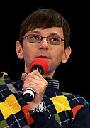 DJ Qualls interprète Simon Cruller / le « Citoyen Z », membre de la National Security Agency.