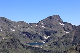 Le pic de Tristagne en arrière de l'Estany de Més Amunt de Tristaina.