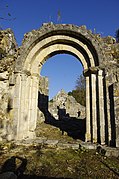 L'entrée de la ruine de la chapelle de Fontroubade