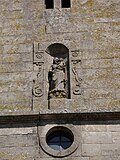 Vierge à l'enfant au-dessus du portail de l'église Saint-Epvre.