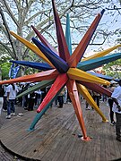 Escultura del logotipo oficial de COP 16 con la Flor de Inírida en Cali.