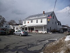 Le Gadsden flag, flottant sous la bannière étoilée, à Lyme dans le New Hampshire.