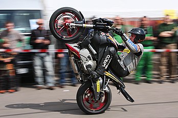 Le stunt est une discipline de cascades en motocyclette dont le but est d'enchainer des figures (tricks) sur la roue arrière ou la roue avant. (définition réelle 2 300 × 1 533)