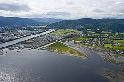 Vy mot staden Orkanger med Fannrem i bakgrunden.