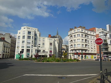 Place en direction des rues Dobrée et de Constantine, vers l'église Notre-Dame-de-Bon-Port.