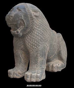 בתמונה פסל מאבן של אריה שנמצא באתר תל טאיינאט.