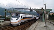 兩列TEMU1000型太魯閣列車在頭城車站待避與通過（左為TEMU1007+1008，右為TEMU1001+1002列車）