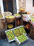 Manzanas esperiegas en el Mercado agroalimentario de la IV Fiesta de la manzana esperiega (Torrebaja, Valencia), 2016.