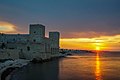 Il castello visto con il paesaggio al tramonto.