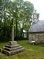 Poullaouen : le clocher de la chapelle Saint-Thudec et le calvaire.