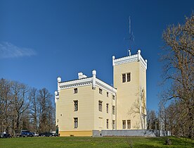 Западная сторона главного здания мызы