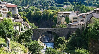 Pont romain sur le Lignon, à Jaujac, en Ardèche (France). (définition réelle 2 800 × 1 535)