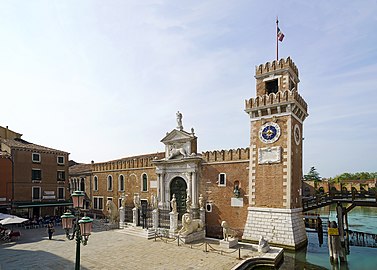 Porte terrestre de l'arsenal de Venise, avec la statue de sainte Justine.