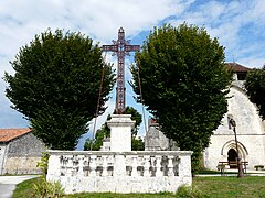 Croix monumentale devant l'église de Cercles.