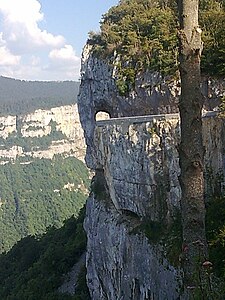 La route et les falaises de la combe Laval.