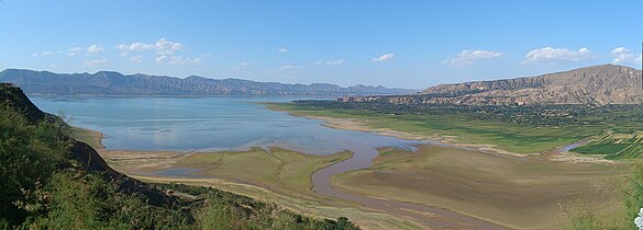 La rivière Daxia à son confluent avec le lac de barrage de Liujiaxia dans la province du Gansu