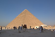 Cheops pyramid i Giza är 140 meter hög och tillhör fortfarande en av de mest beundrade konstruktionerna i världen. Man tror att det tog tjugo år att uppföra den och att den stod klar omkring 2 580 f.Kr.