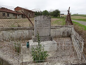 Stèle en hommage à un résistant, située au bord de la D262.