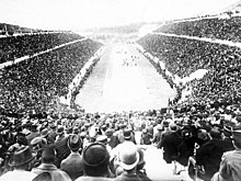 Un stade rempli où de nombreuses personnes portent des chapeaux.