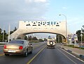 Poner el arco y la carretera derechos/ Borrar el coche desde el que se ha hecho la foto.