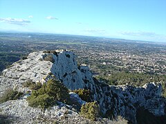 Le mont Gaussier domine Saint-Rémy-de-Provence.