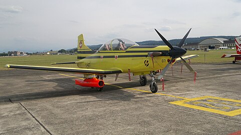 PC-9 des Forces aériennes suisses équipé du treuil RM24 pour le remorquage de cible. Ce treuil, d'un poids de 90 kg, est équipé d'un câble de 4 000 m de long d'un diamètre de 1,63 mm (2014).