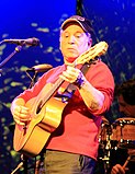 Paul Simon, chanteur et compositeur de Simon and Garfunkel (1963).