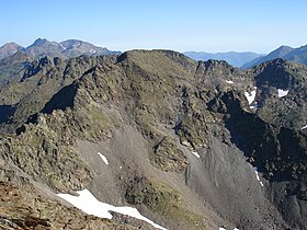 Roca Entravessada depuis le pic de Coma Pedrosa.