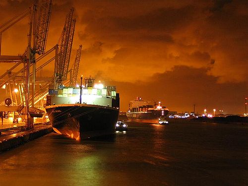 De haven van Rotterdam 's nachts.