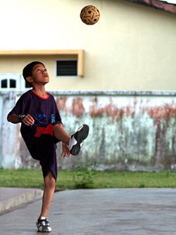 Pojke spelar Sepak takraw, 2006.