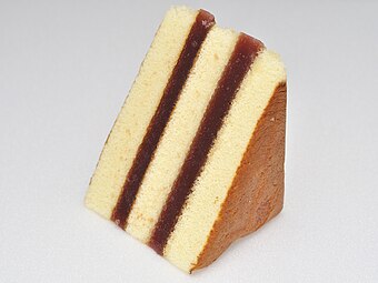 "Siberia", a type of castella cake with yōkan