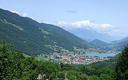 Vue de la vallée d'Allevard depuis le sud avec au premier plan le village de Saint-Pierre-d'Allevard et au second plan le bassin du Flumet.