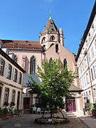 À l'ombre de l'église Saint-Thomas.