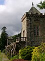 Jardin de Torosay encadré par deux tours.