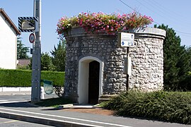 vue d'un bâtiment cylindrique percé d'une porte.