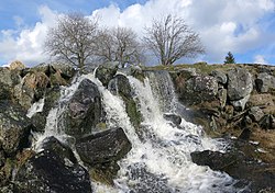 Jörg Braukmann mit Wasserfall am Eisgraben im Naturschutzgebiet Lange Rhön