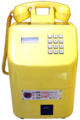日本電信電話公社・677-P・仕5103号1版・黄色公衆電話機。1995年に廃止されるまで卓上据え置きの形で設置されていた。