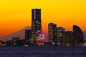 みなとみらい21と富士山の夕景