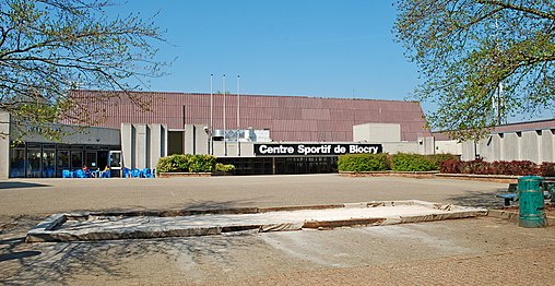 Place des Sport, façade du centre sportif et terrasse de la cafétéria.