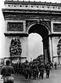 צבא גרמניה הנאצית צועד בסמוך לשער לאחר כיבוש פריז