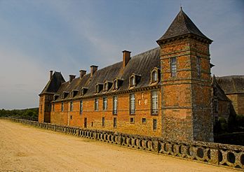 Le château de Carrouges dans l’Orne (Basse-Normandie). (définition réelle 2 854 × 2 019)