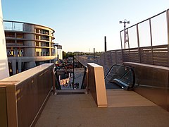 Accès de la station par des escalateurs.