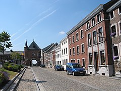 Les vieilles maisons typiques de la Place de Halle et l'hôtel de ville (1888).