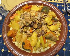 Couscous présenté dans une qassriya traditionnelle.