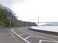 向島内の広島県道466号と因島大橋。