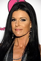 India Summer, qui interprète Mlle Summer, la puissante femme d'affaires.