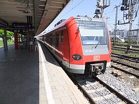 Class 423 of the Munich S-Bahn running as line S7 in the station