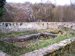 Vestiges du lavoir de la Vallée-Renaud.