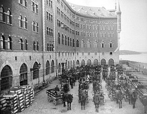 Transportfordon uppställda på gården år 1896.